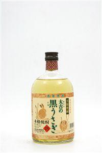 商品詳細 ■商品番号 029026 ■商品種別 黒糖焼酎 ■内容量 720ml ■アルコール度数 25度 ■麹菌 白麹 ■蒸留方法 常圧蒸留 ■メーカー （資）弥生焼酎醸造所 ■原材料 黒糖・米麹 コメント 黒糖焼酎の中でも定評のある弥生焼酎醸造所から樫樽長期熟成「太古の黒うさぎ」入荷致しました。ウサギの絵が載ったオシャレなラベルでご贈答用などにもよろしいかと。気になる味わいは黒糖のくどさの無い甘い香りと樫樽のスモーキーな香りが合わさってカラメルのような香りです。長期熟成により口当たりはまろやかに、軽い喉越しです。大き目のロックグラスでじっくりとご堪能ください。