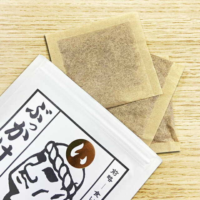 商品詳細 ■商品番号 244235 ■商品種別 ぶっかけ粉末だし　鰹と昆布 ■内容量 40g(5g×8パック) ■保存方法 直射日光を避けて保存し、開封後は冷蔵庫で保存してお早目にご使用ください ■賞味期限 - ■栄養成分表示 （本品1包5gあたり） エネルギー：15kcal タンパク質：3.1g 脂　　　質：0.1g 炭 水 化 物： 0.3g 食塩相当量：0.9g [（一財）日本食品分析センター調べ] ■メーカー 株式会社オリッジ ■原材料 鰹荒節（鹿児島県指宿製造）、魚醤粉末（国内製造）、藻塩、昆布 コメント 「イブシギンのしぜんだし」 原料は、鹿児島県指宿市山川産の鰹節と、北海道道南産の真昆布のみ。 食塩なども一切使用していないおだしは、大切な家族を想う気持ちが形になった商品です。 その思いには、離乳食や健康に気を配る方、そして、おだし本来の味を知りたい方から多くの共感を頂いています。 シンプルながらも素材の味を引き出してくれるおだし。 袋のままだしパックとしてお使いいただけます。 イブシギンのしぜんだしはHACCP認定を取得した工場で製造しています。。 《美味しくお召し上がりいただくために》 賞味期限は未開封の状態の期限です。 開封後は賞味期限に関わらず、お早めにお使いください。 また密封し、冷蔵庫での保存をお勧めします。 《使用上の注意》 ※顆粒ではないので完全に溶けきりれません。 ※品質保持のために、乾燥剤を封入しております。食べれませんので、ご注意ください。