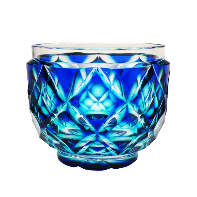 商品詳細 ■商品番号 158089 ■商品種別 薩摩切子 ■内容量 65φ×55H×100cc ■保存方法 ※薩摩切子は耐熱ガラスではありません。熱湯を注ぐと割れますのでご注意ください。クリスタルガラスはやわらかいガラスです。ガラスどうしをあてないでください。食器洗浄機、電子レンジ等は使用しないで下さい ■発送について ※注文を受けてから一から製造致しますのでお届けが1ヶ月から3ヶ月かかります。 ■色 翡翠（かわせみ）緑/瑠璃 ■メーカー びーどろ工芸 ■原材料 クリスタルガラス コメント ※受注生産の為お届けに1ヶ月から3ヶ月かかります。 伝統の技と現代の技が生み出す薩摩の美「伝匠　薩摩切子」。幕末から明治初頭に栄えた薩摩切子を、先人より伝えられた意匠と技術を受け継いだ匠が、現代の技術と発想を以って甦らせました。※「薩摩切子」は薩摩びーどろ工芸(株)で製造したものです。製造した証明に、すべての商品に「Satuma」の彫刻を施しています。 薩摩切子のお取り扱いについて ・薩摩切子は耐熱ガラスではありません。熱湯を注ぐと割れますのでご注意ください。 ・クリスタルガラスはやわらかいガラスです。ガラスどうしをあてないでください。 ・食器用洗剤を溶かしたぬるま湯に浸し、スポンジか布で丁寧に洗います。カット面は時々柔らかいブラシで洗ってください。 ・吹きガラス・カット・磨きは全て職人による手作業で行っているため、作品の重さや厚みが一つ一つ異なります。 ・まれにガラスの中に泡等の混入物がありますが、品質上の問題はございません。 ・食器洗浄機、電子レンジ等は使用しないでください。 ※実際の商品と色が多少異なる場合がございます。ご了承ください。 母の日 父の日 ギフト プレゼント 焼酎グラス 薩摩切子 グラス 猪口 薩摩切子グラス 還暦祝 結婚祝 退職祝 記念品 まほろばの里