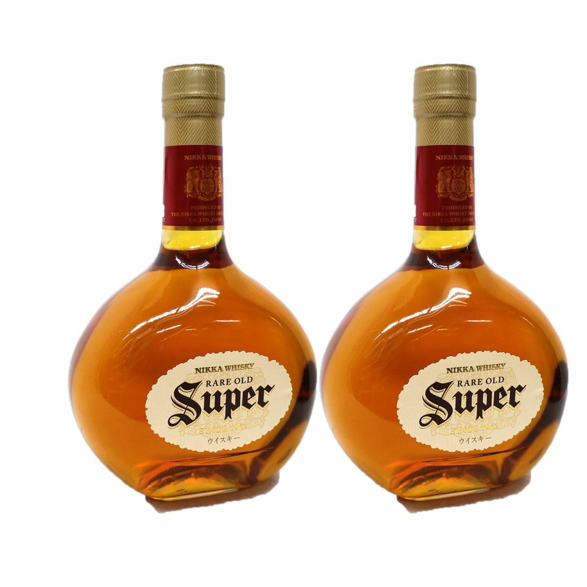 　スーパーニッカは、ニッカウヰスキーが製造し、アサヒビールが販売する国産ブレンデッドウイスキーです。1951年に発売され、現在では日本を代表するウイスキーの一つとなっています。 スーパーニッカは、モルト原酒とグレーン原酒をブレンドして造られています。モルト原酒は、麦芽を原料とした原酒で、華やかな香りと複雑な味わいが特徴です。グレーン原酒は、トウモロコシやライ麦などの穀物を原料とした原酒で、軽快な香りとすっきりとした味わいが特徴です。 スーパーニッカは、ブレンドによってモルト原酒とグレーン原酒の特徴がうまく調和されており、飲みやすく、 バランスの良い味わいが特徴です。また、価格も手頃で、幅広い層に人気があります。 スーパーニッカは、ストレート、ロック、水割り、ソーダ割りなど、さまざまな飲み方で楽しむことができます。また、料理との相性も良く、肉料理や魚料理、パスタ料理など、さまざまな料理と楽しむことができます