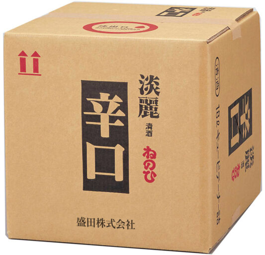 ITEM INFORMATION 商品名 ねのひ 淡麗辛口 18L QB 商品詳細 飲みやすい酒質の代名詞でもある「淡麗辛口」をそのまま商品名にしました。飽きの来ないスタンダードなお酒として、多くのお客様にご愛飲いただいております。業務用飲食と料理酒でご利用ください。その名の如く口当たり軽快、辛口ですっきりした喉ごしをお楽しみいただけます。ほどよいコク（旨み）を持たせることで、日本酒として味わいに広がりを持たせ、料理を一段と引き立てます 製造元 盛田 株式会社 原材料 米・米麹（国産米）・醸造アルコール 仕込み 普通酒 精米歩合 75％ 日本酒度 +3 酸度 1.4 Alc. 14.0度～15.0度 保存方法 冷暗所 飲み方 常温、冷や、燗 販売に関するお知らせ-ご注文前にご確認ください- 送料に関して 北海道 別途350円、沖縄 別途3200円、離島は地域により実費費用が加算されます。追加で発生する送料はご注文後メールでご案内いたします。 配送業者・日時指定に関して 商品は佐川急便で出荷します。お届けの日時指定が可能です。(予約販売等で指定を受けられないこともありますので、販売情報をご確認ください。) 商品の出荷・同梱に関して 商品は蔵元からの直送となります。そのため、同一蔵元の商品のみ同梱可能となります。【発送元アイコン】が違う商品の場合、同梱が出来ませんのでご注意ください。 お届けまでの目安 ご注文後、2〜3営業日内に蔵元から出荷を行います。蔵元の在庫状況により、出荷が遅れてしまうこともございますが、その際は、お届け予定を事前にご連絡させていただきます。 ※お酒は20歳になってから。20歳未満の方の飲酒は法律で禁止されており、当店では20歳未満の方への酒類販売を行っておりません。