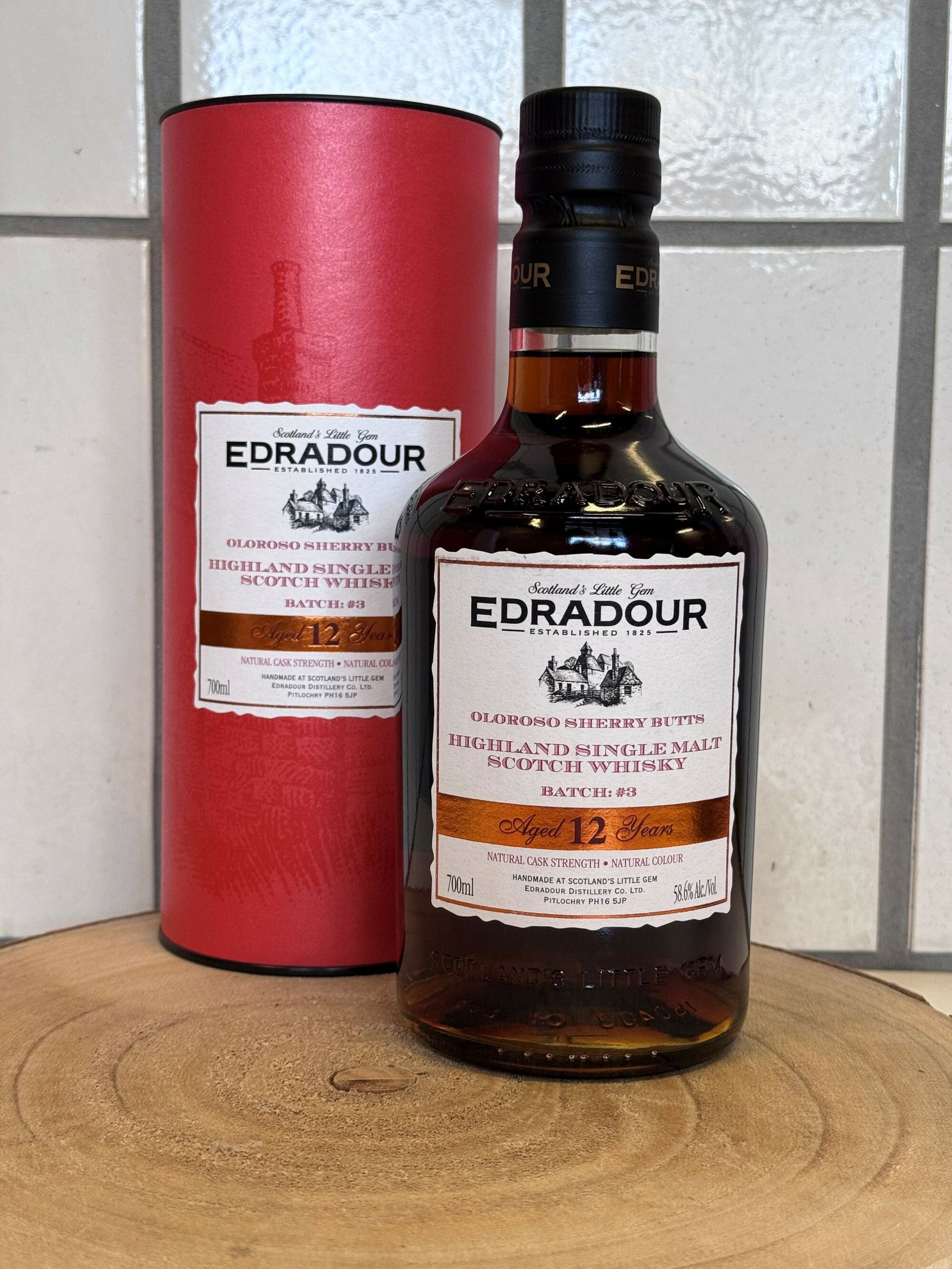 【並行輸入品】エドラダワー 12年 オロロソシェリー バッチ#3 カスクストレングス　Edradour 2012 Oloroso Sherry Butts 12Y.O Batch #3　58.6％ メーカー:エドラダワー ‐平日午前中の決済は当日発送致します‐-20歳未満の飲酒は法律により禁止されております。-20歳未満の者に対しては酒類を販売しません。※商品の特性上、オリや濁が生じる場合がございますが、品質には問題ございません。-whiskybaseの評点：86.86/100-商品説明-カテゴリ：シングルモルト蒸留所：エドラダワーボトラー：蒸留所の瓶詰めボトリングシリーズ：Oloroso Sherry Buttsビンテージ：2011/2012ボトル入り：2024年03月08日Stated Age：12 years old樽の種類：1st Fill &amp; 2nd Fill Oloroso Sherry ButtCasknumber：505,507/8,510,25-27ボトル数：4517強さ：58.6 %Label：Batch #3サイズ：700mlバーコード：5021944125500-評価-このシェリー樽熟成シングルモルトは、2011年と2012年に蒸留され、7本の初填・再填オロロソシェリー樽で12年熟成後、2024年3月にカスクストレングス（58.6%）でボトリングされました。無冷凍濾過・自然色仕上げで、濃厚なシェリーボムの特性を備えています。主要特徴香り：スパイス効いたフルーツケーキ、乾燥チェリー、シナモンスナップ、キャラメル。味わい：レーズン、マジパン、マーマレード、ハチミツ漬け麦パンの甘味に、シナモン・クローブ・ジンジャーのスパイスが調和。仕様：樽番505/507-510/525-527、4,517本限定。高濃度アルコールながら飲みやすいバランスが評価されています。評価バッチ#3は#4（2012年蒸留・2024年6月ボトリング）と比較され、#4の方が「より洗練されたダークチェリー・プルーンのニュアンス」を持つと指摘されていますが、#3は「アルコールの統合度が高くヨーロピアンオークの複雑さ」の特徴があると言われてます。専門家レビューでは「A-評価」を受けて、シェリー樽好きには「市場最高峰クラスの品質」と評されます。特にバッチ#3は生産本数が少なく、コレクターアイテムとしての側面も持っています。-上記の内容は輸入先から提供を受けた情報を元に作成されており、英文を訳しているため誤訳がある場合がございます。- 5