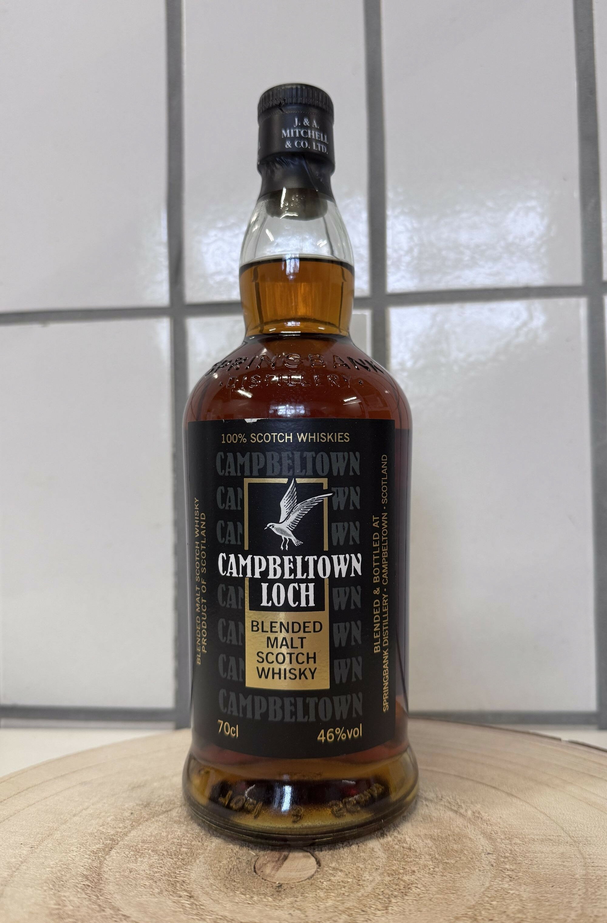 【並行輸入品】キャンベルタウン ロッホ Campbeltown Loch　46％ メーカー:キャンベルタウン ‐平日午前中の決済は当日発送致します‐-20歳未満の飲酒は法律により禁止されております。-20歳未満の者に対しては酒類を販売しません。※商品の特性上、オリや濁が生じる場合がございますが、品質には問題ございません。-whiskybaseの評点：85.41/100-商品説明-カテゴリ：ブレンデッドモルト蒸留所：スプリングバンク、グレンスコシア、グレンガイルボトラー：スプリングバンク・ディスティラーズ社（SpD）ボトリングシリーズ：100% キャンベルタウン ウイスキー強さ：46.0 % ボリュームサイズ：700mlバーコード：610854005016-評価-キャンベルタウン・ロッホは、近年注目を集めているブレンデッドモルトスコッチウイスキーです。スプリングバンク蒸溜所のオーナーであるJ &amp; A Mitchell社によって製造され、キャンベルタウンにある3つの蒸溜所の5つのシングルモルト（スプリングバンク、ロングロウ、ヘーゼルバーン、キルケラン、グレンスコシア）をブレンドしています。このウイスキーは品質と価値の高さで評価されており、多くの人がキャンベルタウンの特徴を表す優れたエントリーレベルの例と考えています。しかし、キャンベルタウン・ロッホの注目すべき点の一つは、複数のレビュアーが指摘している顕著なバッチ間の変動です。テイスティングプロファイルキャンベルタウン・ロッホの風味プロファイルは、バッチによってかなり異なる場合があります。いくつかのバッチでは以下のような特徴が見られます：ナッツ、赤い果実、ドライフルーツを伴う豊かなシェリーの特徴穏やかな花のようなロングロウのピートと熱帯果実の風味海洋性と石灰質の風味他のバッチでは以下のような特徴が見られることもあります：主にバーボン樽由来の風味果樹園の果実、バナナ、海洋性の要素バニラと朝食シリアルのクレームブリュレの風味バッチ間の変動キャンベルタウン・ロッホのバッチ間の変動は、ウイスキー愛好家の間で話題となっています。あるバッチはよりシェリー樽の影響が強く、他のバッチは元バーボン樽の影響が強いなど、ボトルごとに異なる体験をもたらす可能性があります。これを興味深いと感じる人もいれば、より一貫性を求める人もいます。価値と評判バッチ間の変動にもかかわらず、キャンベルタウン・ロッホは一般的に良い価値のウイスキーとみなされており、この地域の一部のシングルモルトよりも手頃な価格でキャンベルタウンの独特な特徴を味わうことができます。2023年のOSWA（Old and Rare Whisky）賞を受賞するなど、評価も高いです。透明性一部のレビュアーは、スプリングバンク社がキャンベルタウン・ロッホの構成に関する透明性を向上させる必要があると主張しています。使用されているシングルモルトの割合、年数、または特定の樽に関する情報が提供されていないためです。結論として、キャンベルタウン・ロッホはキャンベルタウンウイスキーへの興味深く、しばしば楽しい入門を提供しますが、バッチ間の変動によってボトル間で異なる体験をする可能性があることに注意が必要です。-上記の内容は輸入先から提供を受けた情報を元に作成されており、英文を訳しているため誤訳がある場合がございます。- 5
