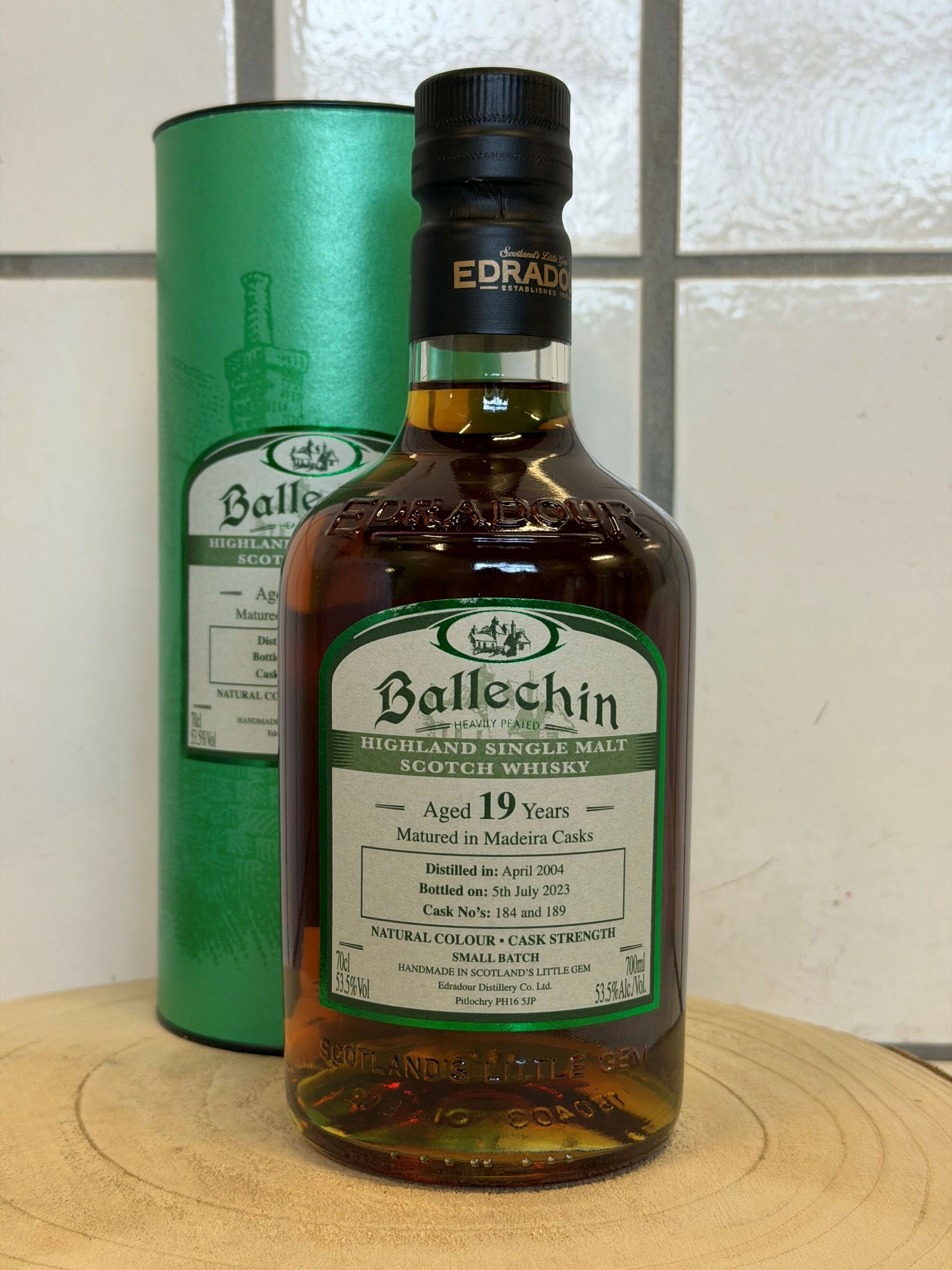 【並行輸入品】エドラダワー バレッヒェン 19年 マディラカスク Ballechin 2004/2023 Madeira Cask Matured Small Batch 53.5% メーカー:エドラダワー ‐平日午前中の決済は当日発送致します‐-20歳未満の飲酒は法律により禁止されております。-20歳未満の者に対しては酒類を販売しません。※商品の特性上、オリや濁が生じる場合がございますが、品質には問題ございません。-whiskybaseの評点：88.57/100-商品説明-カテゴリ：シングルモルト蒸留所：エドラダワーボトラー：蒸留所の瓶詰めボトリングシリーズ：Madeira Cask Maturedビンテージ：04.2004ボトル入り：05.07.2023Casknumber：184, 189Stated Age：19 years old樽の種類：Madeira Puncheonボトル数：1323本Label：Small Batch強さ：53.5 %サイズ：700mlバーコード：5021944123599-評価-Ballechin 2004/2023 マデイラ樽熟成スモールバッチ（53.5% ABV）は、エドラドール蒸留所のヘビーピートハイランド・シングルモルトで、19年間エクス・マデイラ・パンチェオン（カスク184と189）で熟成され、限定1323本の出荷されてます。テイスティングノートノーズはハチミツ、レザー、湿った木のスモーク、チェリーなどのダークフルーツ、古い本の湿気、カンネモン、マルティングスパイスが特徴で、微かなピートが感じられます。 パレットでは強いピートが現れ、ピーナッツバターのようなセイボリーなナッティさ、BBQソース、ジンジャー、アニス、そして背景のハチミツのようなフルーツが広がります。 長いスモーキーなフィニッシュは、湿った本の香りと肉っぽいセイボリーさを残します。総評愛好家たちは、この年数のウイスキーとしては驚くべきピートの強さを称賛し、典型的なフルーティーなマデイラの影響よりも際立つセイボリーでBBQ風のプロファイルがピート好きに好評です。&nbsp;-上記の内容は輸入先から提供を受けた情報を元に作成されており、英文を訳しているため誤訳がある場合がございます。- 5