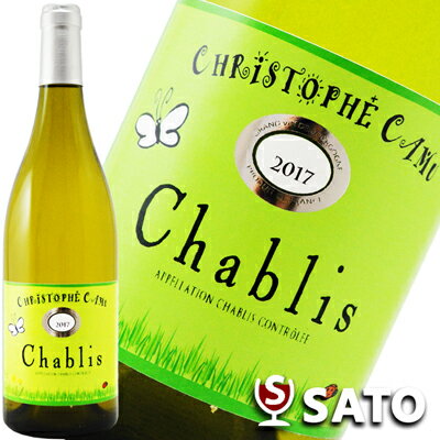 Data 生産者 　　　Christophe Camu（クリストフ・カミュ） 　 　種類 　　　白ワイン 　 　ヴィンテージ 　　　2017 　 　内容量 　　　750ml 　 　葡萄品種 　　　シャルドネ 　 味わい 　　 ● ● ● ● ● 辛口 ● 中口 ● 甘口 ボディ 　　 ● ● ● ● ● ライト ● ミディアム ● フル 　アルコール度数 　　12.5％ 　 　飲み頃温度 　　　10〜13℃ 　 　生産地 　　　フランス/ブルゴーニュ 　 生産地呼称(AOC) 　　　CHABLIS(シャブリ) 　 　 　輸入者 　　　(有)ヌーヴェル・セレクション 　 ※この商品は、輸送中等に起こる、高温による液漏れ・劣化を防ぐために、 5月〜9月はクール便での配送となります。 ※ご購入時、通常便を選択された場合でも、クール便に修正し発送させて頂きますのでご了承ください。 （クール料金330円加算となります） ※代金引換をご利用の場合は代引手数料が別途かかります。 ※ラベルや箱にシミがつくことがありますが、冷蔵管理上ご理解の程宜しくお願い致します。シミ等による返品はお受けしておりませんのであらかじめご了承ください。クリストフ・カミュ　シャブリ 2017　白　750ml CHRISTOPHE CAMU　CHABLIS 　シャブリ村に1850年に創業、「レ・クロ」「ブーグロ」の2つの特級畑を擁する名門で、1990年に6代目当主クリストフ・カミュが継承しました。 　彼が畑仕事を担当するようになった1988年から今日まで、化学肥料や農薬は実質的に一切使用しておらず、25年以上に渡って厳格なリュット・レゾネ栽培を貫いています。 　「無農薬栽培をはじめたきっかけは、当時世界的な不景気で、農薬を買うお金がなかったからです（笑）。しかし今となっては本当に僥倖だったと思います。シャブリのシャルドネを普通に栽培して普通にワインを造ると、ミネラルや酸が固すぎる味わいになってしまいますが、長らくリュット・レゾネ栽培を続け土中環境が活性化したことで、たっぷりとした果実味や滋味が得られるようになり、また、余韻もとても長くなりました」（クリストフ）。 　時間がある限り畑に出て、余暇はもっぱら釣りをして過ごすという自然人による、真・自然派シャブリです。 　ご紹介するワインは、シャブリ村の複数の区画合計で6.6ha。キンメッリジアン土壌。平均樹齢35年。ステンレスタンクで発酵後、8ヶ月間熟成。 (※インポーターHP参照)