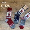 ■ブランド：CHUP CHUP［チュプ］ 世界各地の先住民族の伝統的なデザインをモチーフとしたデザイン性の高いソックス等のレッグウェアを展開するソックスブランド。 日本の熟練された技術のもと、高いデザイン性と極上の履き心地を追及し製造される、CHUP［チュプ］のソックスは1日に20?25足しか生産できない繊細で高品質なものです。 デザイン、品質にもこだわったソックスブランドCHUP［チュプ］でぜひお気に入りの1足を見つけてください。 仕様 チュプ EXC-CR-1161 CHUP/Ho!Ho!Ho! ホゥホゥホゥ 右足の外側いサンタクロース、左足の外側にツリー、 両足の内側にヒイラギが編まれています。 ・サイズ：S22.5～25.0cm、M25～27.5cm（丈30cm） ・カラー：ネイビー、ブラウン、レッド ・素材：◎素材：表糸　ウール、◎裏糸　ナイロン、ポリウレタン　 生産国 日本製まるでおばあちゃんが暖炉の前で その日のために編み上げてくれたような 特別なメリノウールのソックスHo!Ho!Ho! ホゥホゥホゥ CHUP ソックス【日本製】S／Mです。 ウォッシャブルタイプのメリノのウール100％を表糸に使用し 洗うごとに風合いが増します。 右足の外側いサンタクロース、左足の外側にツリー、両足の内側にヒイラギが編まれています。 Ho!Ho!Ho! ホゥホゥホゥ CHUP ソックス【日本製】 仕様 EXC-CR-1161 Ho!Ho!Ho!〔ホゥホゥホゥ〕CHUP ◎サイズ：22.5cm～25.0cm(S) 25.0cm～27.5cm(M)、丈30cm ◎カラー： ネイビー、ブラウン、レッド ◎素材：表糸　ウール ◎裏糸　ナイロン、ポリウレタン　 ◎生産国：日本 □メリノウールに防縮加工を施したウォッシャブル紡毛糸を使用したとても暖かく上質なソックスです。 洗濯機を使ってお手入れすることが可能です。 洗濯を繰り返すたびに生地が柔らかさを増してより良いはき心地になってゆきます。 *素材感や色合いの表現には個人差があり、環境により色合いが異なる場合がありますので、ご了承の上ご注文お願い致します。