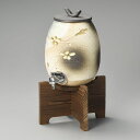 信楽焼 2200cc 金彩花彫刻 焼酎サーバー(焼き杉木台付) 21.5x16x35cm 上手な保管 熟成で焼酎をさらに美味しく まろやかに日本製 保存甕 上品な風合い インテリアになじむ高級感あるデザインパーティー 宴会 贈り物に
