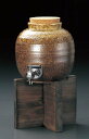 信楽風 茶釉 2400cc 丸型サーバー 木台付16.8x17.8cm 木台19.3x14.5cm 上手な保管 熟成で焼酎をさらに美味しく まろやかに!シンプルで上品 落ち着いた風合いはインテリアになじむ日本製 保存用かめ お酒のタンク