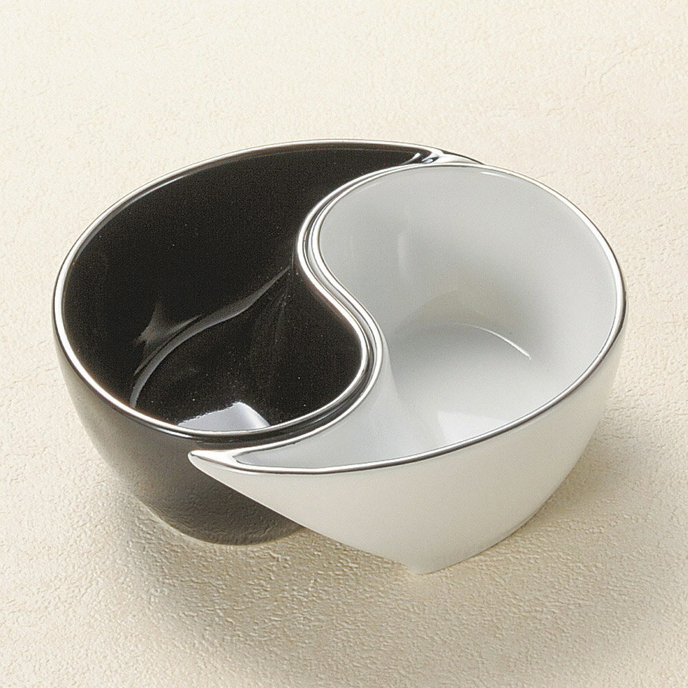 勾玉組小鉢 10.5cm 2分け鉢 黒10.5x6.5x3.5cm 白10.5x6.5x3.5cm 2個組の小鉢です。松花堂弁当箱対応食器　日本製