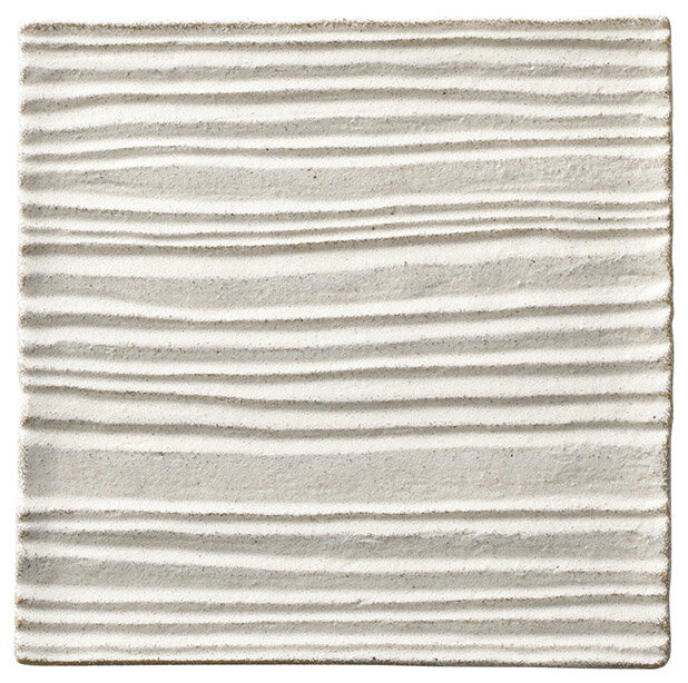 和流千段 絹白 26cm 揚げ物 スクエアプレート 26x1.3cm 日本製 天ぷら とんかつ フライ フリッター 深い溝彫刻でお料理の余分な油戻りを防ぐ揚物用 正角皿 和の釉薬と流れる陰影が美しい 和流のうつわ