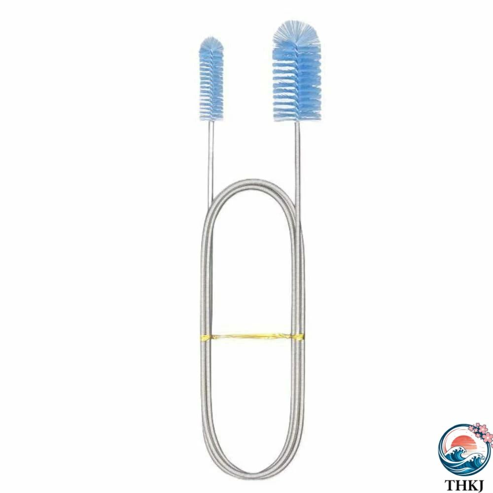 ? 【高品質デザイン】下水管ブラシは高品質のステンレスバネ素材とナイロン毛を使用し、螺旋状のデザインで、耐久性があり、繰り返し使用できます。バネの全長は約155cm、ブラシの大ヘッドの直径は約30mm、小ヘッドの直径は約15mmで、より深く包括的な清掃を実現します。? 【曲げ可能な設計】パイプ浚渫ツールは、下水道で柔軟に曲げて、詰まりを効果的にキャッチし、パイプを清掃できます。? 【収納に便利】吊り穴の設計は保管に便利で、軽量で使わない時はフック一つだけで収納できるので便利です。場所も手間も取らずに保管できます。? 【使用方法】ステンレス製スプリングをパイプにゆっくり押し込み、クリーニングブラシを駆動してパイプ内の汚れを清掃します。? 【広い適用】パイプブラシは水槽と排水溝の清掃とスムーズな理想的な選択です。エアコン掃除、また洗面台、お風呂、トイレ、キッチン等の排水口にもお使い頂けます。1.【高品質デザイン】下水管ブラシは高品質のステンレスバネ素材とナイロン毛を使用し、螺旋状のデザインで、耐久性があり、繰り返し使用できます。バネの全長は約155cm、ブラシの大ヘッドの直径は約30mm、小ヘッドの直径は約15mmで、より深く包括的な清掃を実現します。 2.【曲げ可能な設計】パイプ浚渫ツールは、下水道で柔軟に曲げて、詰まりを効果的にキャッチし、パイプを清掃できます。 3.【収納に便利】吊り穴の設計は保管に便利で、軽量で使わない時はフック一つだけで収納できるので便利です。場所も手間も取らずに保管できます。 4.【使用方法】ステンレス製スプリングをパイプにゆっくり押し込み、クリーニングブラシを駆動してパイプ内の汚れを清掃します。 5.【広い適用】パイプブラシは水槽と排水溝の清掃とスムーズな理想的な選択です。エアコン掃除、また洗面台、お風呂、トイレ、キッチン等の排水口にもお使い頂けます。