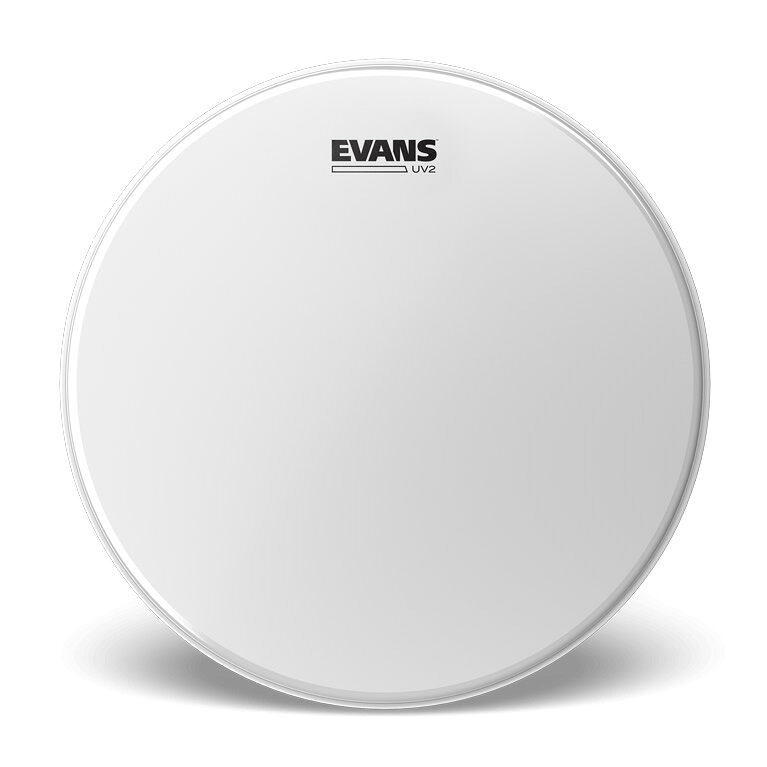 優れた耐久性と力強いサウンドで、スネア、タム用ドラムヘッドのスタンダードの1つとなった「UV2」コーテッドに、多くのリクエストを受けて、バスドラム用が加わりました。スネア＆タム用と同様、7mil+7milの2プライフィルムに、究極に剝がれにくいUV硬化コーティングを施した仕様となります。EVANSの誇る「Level360テクノロジー」は、緩めチューニング時の対応しやすさ、幅広いピッチレンジ等で高い効果を発揮し、リングミュート等を装備していないストレートなサウンドキャラクターのバスドラムヘッドとして、際立ったアタックと短めなサスティンを持つとともに、優れた耐久性を持つ新作ヘッドとなります。