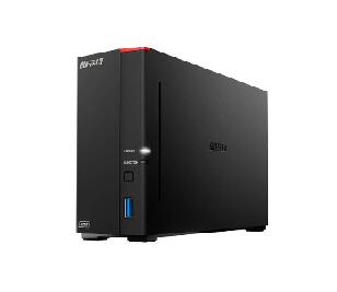 メーカー/商品名 バッファロー LS710DN0801B リンクステーション SOHO向け LS710DNB ネットワークHDD 1ベイ 8TB 商品説明 ■JC-STAR★適合機種■2.5GbEポートとヘキサコアCPU搭載で大容量のデータを高速転送。 リード・ライト共に1GbEの上限を超えるリード: 234.3MB/s ライト:188.4MB/sを実現。 ■万が一のトラブル時もデータを守るファームウェア二重構造。長時間稼働に適したNAS専用HDD 冷却ファンを搭載。■セキュリティスロットを使用することで盗難防止■UPS連動に対応 一台のUPSで複数のNASを安全にシャットダウン■バッファロー正規データ復旧サービスに対応。 備考 ※アウトレット商品については外箱にダメージ、本体にスレなどがございますことをご了承の上お買い求めください 購入前にご一読ください 全国送料無料！！（大型商品・離島以外） ※当商品に関して当店は正規販売店ではないためメーカー保証が効かない場合ございます。ご購入から1週間は当店にて製品保証いたします。 ※一部商品を除き初期不良含む故障は全てメーカー対応となっております。当店での返品、交換や修理依頼等はお受け出来かねます。 ※基本的に発送後のお客様都合でのキャンセルはお受け出来ません。 ※その他会社概要等を必ずご確認いただきご購入くださいますようお願いいたします。 ※メーカーの仕様変更により付属品やシステムOSなどのスペックが当ページ記載のものと異なる場合がございます。詳細のスペックはメーカー製品ページにてご確認頂ますようお願いいたします。