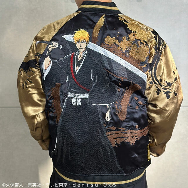 絡繰魂×BLEACH リバーシブルスカジャン「黒崎一護」◆絡繰魂KKD-M26293DetailTVアニメ「BLEACH 千年血戦篇」と絡繰魂が待望のコラボレーション！！死神代行として刀を振る主人公【黒崎一護】満月を背景に圧巻の大判刺繍でデザイン！リバーシブル表面フロント胸部には一護をイメージした、胸には【グロリオサ】、下部には【コン】、左腕には【死神代行証】を刺繍。リバーシブル裏面はモノクロをメインにし、作品を彷彿とさせるファン必見のデザインに仕上げました！一護のイメージカラー【オレンジ】がアクセントで入った表面とは全く異なるイメージをした一着！ブランド絡繰魂(からくりたましい)素材レーヨン100%カラーブラック生産国Made in Chinaサイズ（cm/約）着丈身幅裄丈M655586L675788XL706091XXL736493