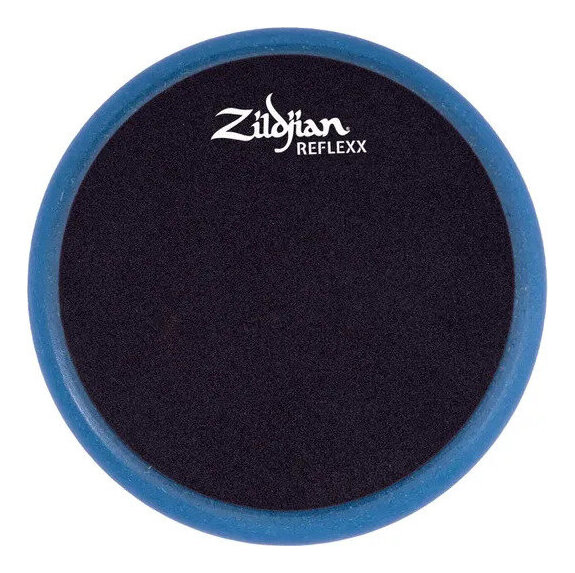 Zildjian Reflexx Conditioning Padは、柔らかく、厚みのある打面を特徴とする、両面タイプの練習パッドです。腕、手首、指の筋肉に強いトレーニング効果を発揮します。3/4インチの厚みを持つFLEXX面は、腕、手首、指を使ったあらゆるタイプの練習に対応できます。1/2インチの厚みを持つWORKK面は、例えば枕など完全にデッドな表面に比べ、全体的にリバウンドは少ないですが、ストロークをより聞き取りやすくするための硬さを備えています。この打面は上腕と下腕、そして手首の可動域を広く使ったテクニックを、低速から中速で練習するのに適しています。テクニックを向上させたいドラマーに最適なこの練習パッドで、コントロール、強度、感度、持久力を向上させ、遅いテンポから速いテンポまで幅広いストロークが可能になります。現在市販されている中で最も静かなパッドの1つで、小音量での練習に理想的です。本商品にスタンドは付属しておりません。