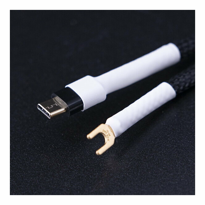 こちらの商品はお取り寄せとなります。3日～1週間ほどでお届け可能です。メーカー品切の際はお時間を頂きます。【ゆうパケット発送】・お問い合わせ番号による郵便追跡サービスがご利用いただけます。※一部定形外郵便発送商品には追跡サービスはございません。・お届けは郵便受けへの投函で完了となります。・日付・時間帯指定はお受けできません。・お届けまで2～5日ほどかかります(お届け地域により異なります)。・繁忙期やお届け地域によっては10日前後かかる場合がございます。・配達の遅延・紛失または破損した場合の補償はございません。・郵便受けに入らないサイズの商品は持ち戻りになる場合がございます。Clone1シリーズの特長PC-Triple C導体を採用した高品質オーディオ専用アースケーブルです。導体の製造手法として新たに編み出された連続鍛造伸延技術により、結晶を長手方向に連続化させることに成功。信号の伝送を妨げる結晶粒界を極力減らし、優れた導通性能を実現した新導体ケーブルです。端末端子には音質向上ならびに酸化防止となる金メッキ製Y型端子を採用している他、専用圧着工具による急激な圧着加工効果で、端子部とケーブルを融着一体化させています。また、シースにはポリエチレンテレフタレート(UL/CSA規格)素材からなる編組チューブを採用するなど、継続的な耐摩耗性も実現しています。PC-TripleCはFCM株式会社および株式会社プロモーションワークスの登録商標ですPC-TripleCは特許第5871985の音響用導体です音質傾向全体的にほんのり明るく朗らで、見通し良く、高域の伸び、余韻が綺麗で全体的なバランスが優れています。推奨仮想アースCrystal E/Force barEP/VE-01/ve-02用途オーディオイクイップメント(装置)と大地アース間の接続オーディオイクイップメント(装置)と仮想アース間の接続Clone1の片側USB TypeCモデル。接続用USBプラグには、ハウジングおよび端子に酸化を防ぐ信頼性高い金メッキを採用。使用方法:USB端子をオーディオ装置の空き端子に接続し、もう一方のY型端子は仮想アースなどに接続してください。仕様内部導体:PC-Triple C導体断面積:2sq（0.26mm×37本）絶縁体:ポリエチレン絶縁体＋導体外径:φ3シース:編組チューブ（黒：ポリエチレンテレフタレート）UL/CSA規格シース外径:約φ5.5端子:USB TYPE C:ハウジングおよび端子いずれも金メッキ/端子:Y型金メッキ(Ni+Au0.1～0.5μ)裸端子(M4推奨)注意事項本品はオーディオ専用アースケーブルです。他の用途でのご使用はしないでください。ケーブルの無理な曲げや折り曲げはしないでください。ケーブルを接続した状態で無理なテンションをかけないでください。