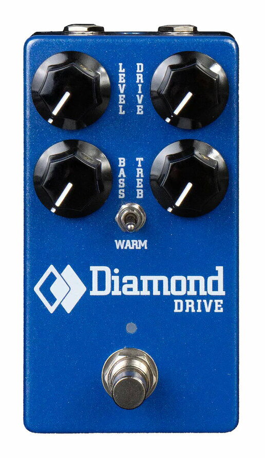 こちらの商品はお取り寄せとなります。3日〜1週間ほどでお届け可能です。メーカー品切の際はお時間を頂きます。クラシックなオーバードライブを土台にアクティブEQコントロールを組み合わせた、Diamondの考える理想のドライブペダルです。オリジナルモデルである“Drive”、“J-Drive”、“Blaze”、“Fireburst”からインスピレーションを得ており、これらの機能的な要素を抽出しDRIVEに落とし込んでいます。Burr-Brownオペアンプを核としたドライブセクションは、芯のあるクリーンブーストから太く自然な非対称サチュレーションまでを実現します。また、ポストゲイン・デュアルバンド・アクティブEQとWARMスイッチ(ハイシェルフ・フィルター)により、全体的なサウンドを調整可能です。FEATURESクリーンブースターからオーバードライブまで対応可能なゲインレンジポストゲイン・デュアルバンド・アクティブEQによる低音域(BASS)と高音域(TREB)のコントロールWARMスイッチによるハイシェルフ・フィルターBurr-Brownオペアンプを使用したオールアナログ回路トゥルーバイパスサウンドクオリティを維持したまま省スペースを実現9V-18V DCに対応SPECIFICATIONSインプットインピーダンス:＞1 MΩアウトプットインピーダンス:＜10 KΩバイパス方式:リレー式トゥルーバイパス消費電流:17 mA(9Vで使用時)BASS周波数:150 Hz(±6 dB)TREBLE周波数:3 KHz(±6 dB)WARM(ハイシェルフフィルター)周波数:1 KHz(-4.5 dB)動作電圧:9V-18V DC※電池使用不可電源端子:外径5.5 mm/センターピン2.1 mm(センターマイナス)寸法/重量:66 mm(幅)×122 mm(奥行)×60 mm(高さ)/280 g※製品の仕様は予告なく変更される場合があります。Diamond Pedalsの理念は、“Innovating Sonic Excellence”。ギター信号処理の分野で新しい機能を導入し、音質を向上させていくことです。既存品のクローンを作るのではなく、各製品がオリジナリティを持ちながら、洗練され使い勝手の良いものであることを目指します。ユーザーにクリエイティビティと興奮を与えるために、情熱とこだわりを持って設計・製造しています。世界的パンデミック下の2021年、Polyblend Systems社は、Diamondブランドと共に閉業を余儀なくされました。偉大なDiamondブランドの歴史を継承し存続させるために、SolidGoldFXがブランド、商標、知的財産権を取得しました。2年間にわたる研究、開発、製造の末、Gregとモントリオールに拠点を置く新チームは、オリジナルのデザインをベースに5つの新しいフラッグシップペダル、「BASS COMP/EQ」、「COMP/EQ」、「DRIVE」、「MEMORY LANE」、「TREMOLO」を発表しました。これからもDiamondの開発は継続され、そのDNAは生き続けます。※SolidGoldFXとDiamondは、カナダのモントリオールにある同一工場で製造されますが、2つのブランドが統合されるということではありません。オリジナルの回路に変更はありませんが、パーツと製造工程を刷新した最新ヴァージョンとして待望の復活を遂げました。