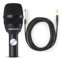 ★セット内容★本体:SUZUKI HMH-200マイクケーブル 5m (XLR-フォン):SUZUKI CI-5ハーモニカマイクHMH-200ハーモニカの音色をリアルに再現するダイナミック型マイクロホンハーモニカの音に含まれる高音域から低音域まで広範囲の音を収音可能で、細かなニュアンスもリアルに再現します。また楽器との距離や角度を調整することによって、音の表情をコントロールできます。単一指向性により、ハウリングを起こしにくいという特長があります。演奏中の音量調節が可能音量ツマミ付きなので、バンド演奏時にソロとバッキングで音量を変えたい時や、楽器を持ち替えるタイミングで音量を絞りたいといった場面に大変便利です。また、ハーモニカとマイクの距離を近づけた状態で音量調整ができるので近接効果※も活用できます。※単一指向性のダイナミック型マイクロホンは音源に近づけると低音が持ち上がる性質があり、これを近接効果と呼びます。ハーモニカ演奏に適したハンドリングヘッド部分はハーモニカと一緒に握りやすいサイズに、また片手で保持しやすいよう全体を可能な限り短くすることでハーモニカ演奏に適したハンドリングの良さを実現。別売のクリップ型マイクホルダーでマイクスタンドでの使用も可能にHMH-200は手で保持するほか、別売のクリップ型マイクホルダーでマイクスタンドに取り付けてご使用いただくことも可能です。仕様インピーダンス:250Ω形式:ダイナミック型マイクロホン指向特性:単一指向性周波特性:80〜15,000Hz感度:-52dB±3dB(0dB=1V/Pa,1kHz)出力端子:3ピンXLR-M(オス)寸法:直径48×長さ122mm(突起部を除く)重量:176g付属品:ソフトケース(ポーチ)コントロール:音量備考:※アンプとの接続には別売のマイクケーブル(CI-5:XLR(メス)-フォン)が必要です。