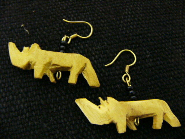 木彫り動物ピアス　サイ エスニック アフリカ ピアス 動物 手作り 木彫り ナチュラル サイ