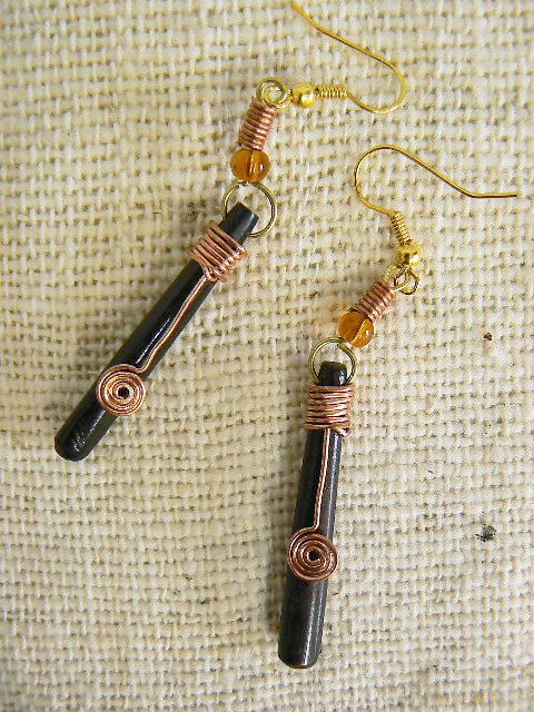 Rubellite - オリジナルピアス　細棒振り子 エスニック アフリカ 牛骨 ピアス ハンドメイド うずまき 棒