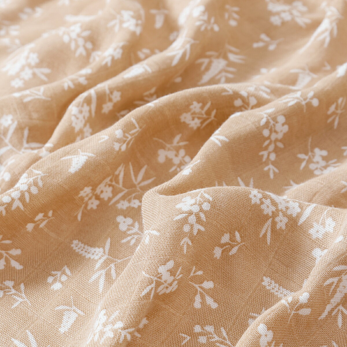 【春夏秋冬対応】オーガニックダブルガーゼおくるみ - 優しいシルクタッチの小花ベージュ落ち着いた色合いのおくるみ|スワドル | 名入れ刺繍可能 ...