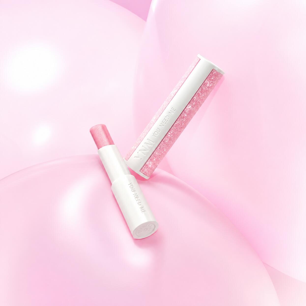 YNM Ultimate Lip Plumper 3g メントールなどのプランピング成分が心地よい清涼感を与え縦ジワの目立たないふっくらとしたボリューミーなリップを演出 体温でなめらかに溶け出しベタつきのないクリアなガラス玉のような光沢ツヤ膜を長時間キープ