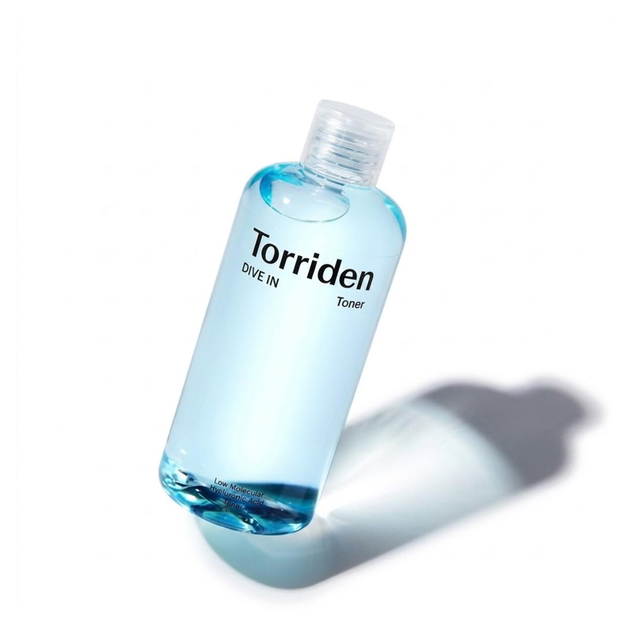 Torriden dive-in Toner 300ml 5重高中低分子ヒアルロン酸が肌の角質層のすみずみまで速やかに浸透しベタつくことなくさっぱりとした爽やかなうるおいを与えながら肌のキメを整え整肌をサポートするさっぱり水分チャージトナー