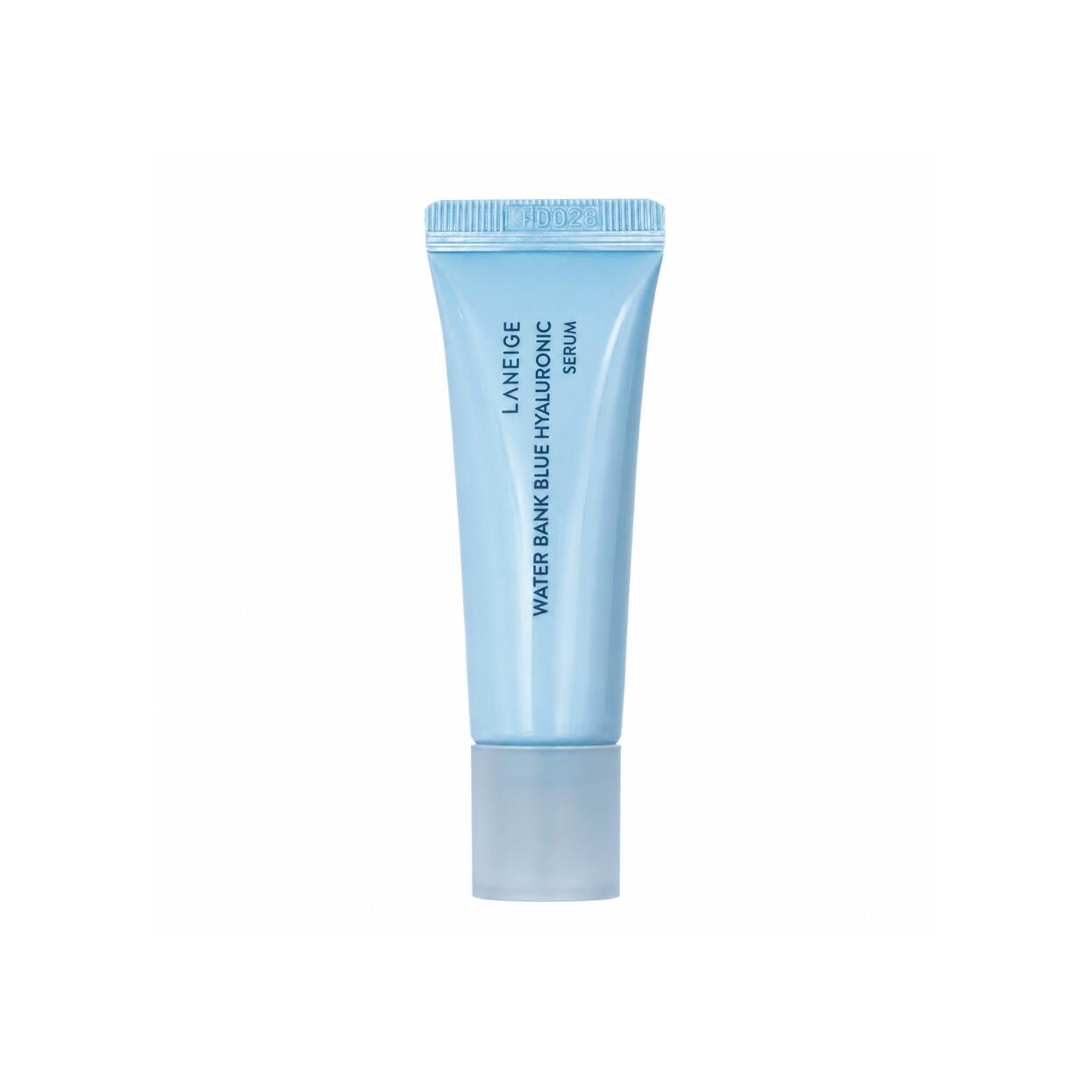 LANEIGE Water Bank Blue Hyaluronic Serum 10g 超低分子ブルーヒアルロン酸が角層深くへ素早く浸透し肌の内側からうるおいと密度感を与える高保湿美容液 乾燥しやすい肌へ濃密な水分補給を行いもっちりと健やかな肌へ普通のヒアルロン酸は肌の表面で乾燥を防ぎますが独自製法で約2,000分サイズまで分解 お肌の奥角層まで浸透し内側から弾むようなうるおいとハリを与えます