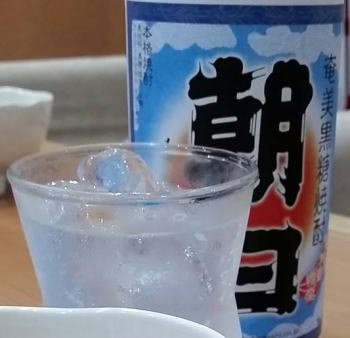 【プレミア黒糖焼酎が正価販売】銘名は喜界島が奄美諸島でもっとも朝日が早く昇ることから名付けられました。　(希少)お1人様6本まで原料由来の豊かなコクと後味にキレがあるのが特徴です。朝日酒造　朝日　30度　1800ml