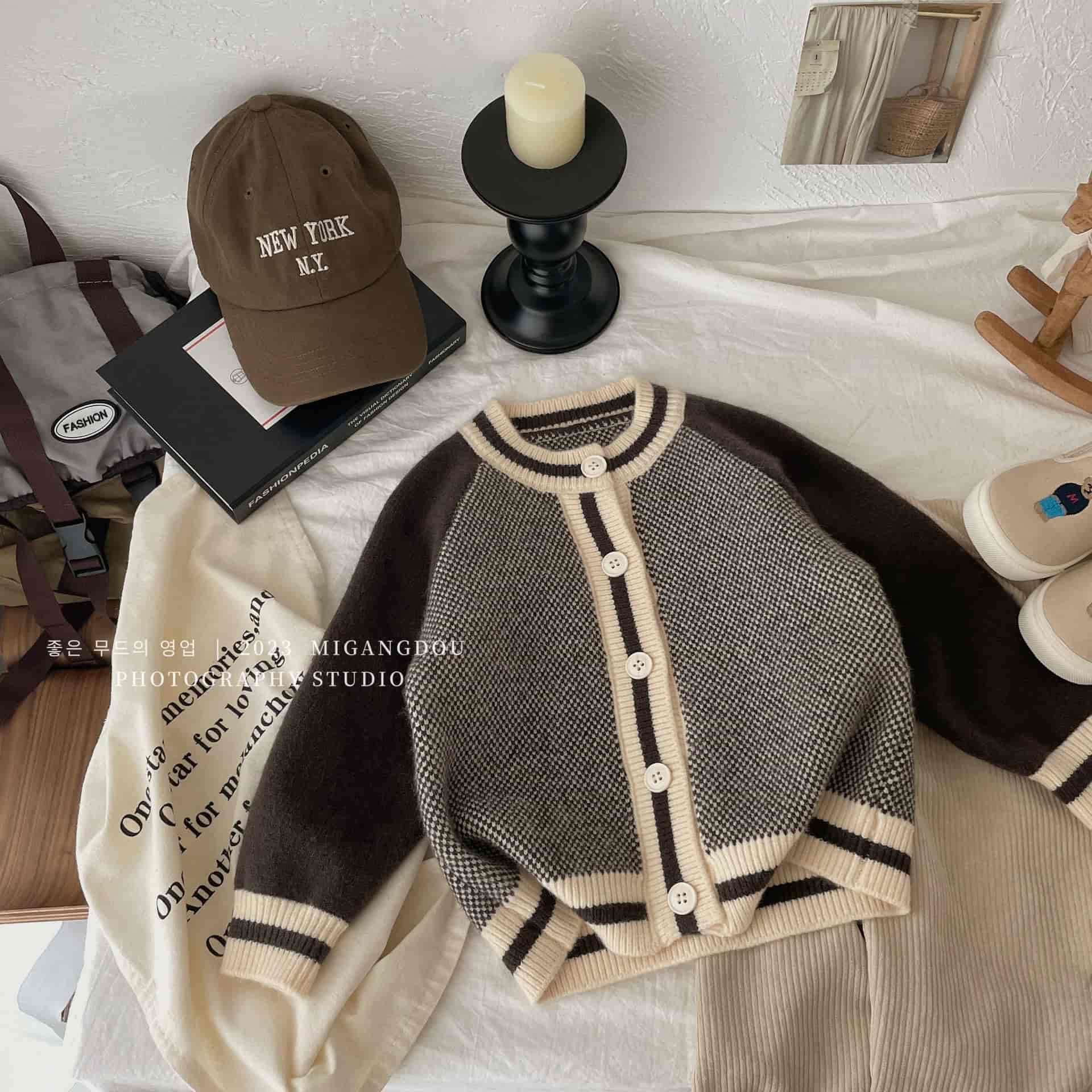 韓国子供服 こども服 女の子 ベビー カーディガン ベージュ グレー キッズ 秋服 キッズ アウター ニート 防寒 長袖 春秋 ニート ボタン 可愛い ジュニア 子ども セーター かわいい 無地 ジュニア 子ども 子供服 幼稚園 小学生 通園 可愛いあったか 入学式 卒園式 通学 素材構成: 45%綿, 55％ポリエステル サイズ：90～140cm ●ご注意点 ■モニターの都合上、掲載写真と実際の色が異なる場合がございます。 ■サイズについて：※実寸は縫製時仕様（若干の誤差がある場合がございます） ■素材の特性上、洗濯やクリーニング等で商品が縮んだりすることがあります。 ■連絡について ご注文が確定されました後、 1営業日以内にメールにて連絡いたします。 もし連絡が届かなかった場合は、 お手数ですが店側にご連絡ください。 ■出荷について 出荷の目安として在庫表をご確認ください。 事情により出荷が遅くなる場合は、 改めてメールにて連絡させて頂きます。 ■平日の営業時間について（土日祝は休み） 10時半~18時（12時~15時半は対応不可） お問い合わせの時はご注意ください。 ■ご注文について 早めに出荷するよう心がけておりますが、 天気状況・出荷業者などの事情により、 止むを得ず遅れる場合がありますので、 時間に余裕を持ってご注文くださいませ。