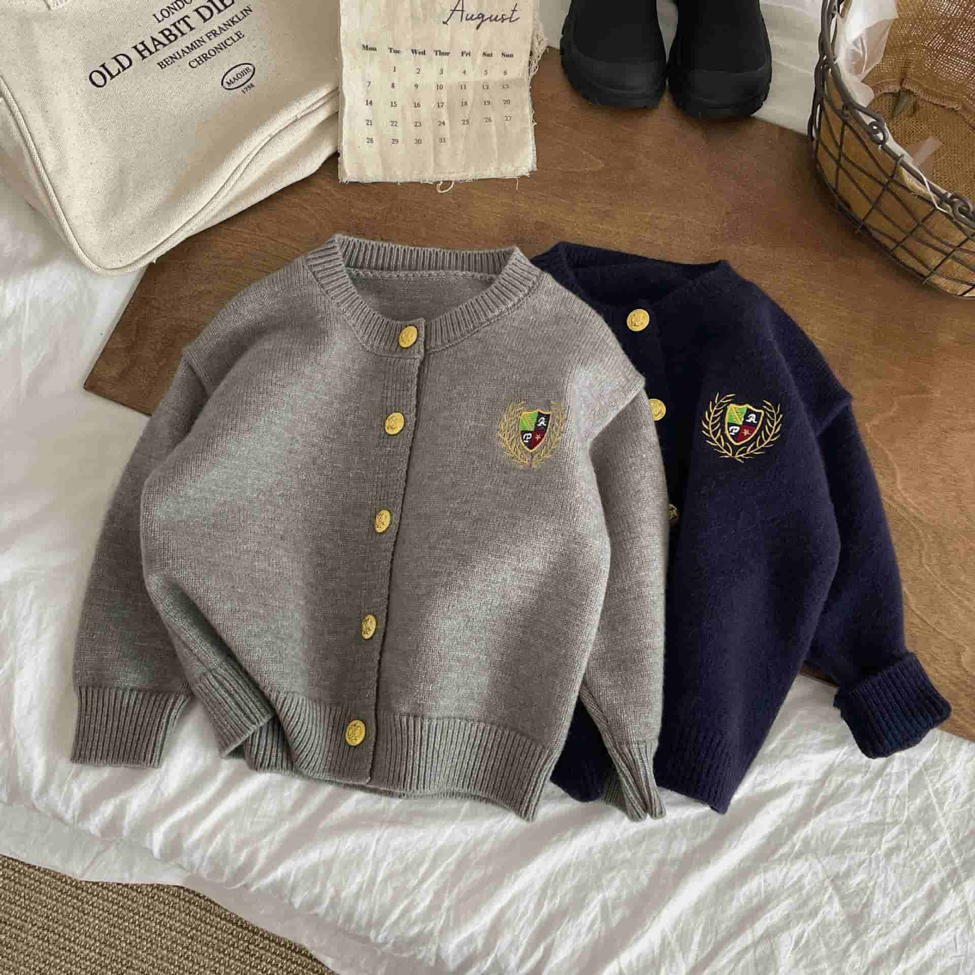 Rakuten - 韓国子供服 こども服 女の子 ベビー カーディガン ベージュ グレー キッズ 秋服 キッズ アウター ニート 防寒 長袖 春秋 ニート ボタン 可愛い ジュニア 子ども セーター かわいい 無地 ジュニア 子ども 子供服 幼稚園 小学生 通園 可愛いあったか 入学式 卒園式 通学