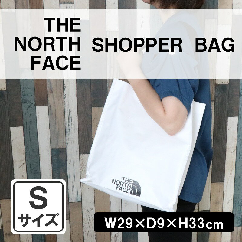 商品仕様・サイズ ブランド: THE NORTH FACE（ザ・ノース・フェイス） 本体サイズ: S 約 W29×D9×H33cm 本体サイズ: M 約 W43×D14×H34cm 素材: ポリプロピレン 備考: 並行輸入品 レジャーシートのような質感・素材感 一般的な布製トートバッグとは異なり、ポリプロピレン特有のシャカシャカとした質感・ハリ感がございます。布製の柔らかさや高級感を求める方には不向きな場合があります。 内ポケット・仕切りはありません 内部は仕切りのないシンプルな1ポケット構造です。鍵やリムーブ品などの小物を整理したい場合は、インナーポーチなどの併用をおすすめします。 重量物への耐荷重 日常のお買い物や着替え等の持ち運びには問題ありませんが、極端に重い荷物を常時持ち運ぶ用途には適しておりません。 並行輸入品について 本商品は海外正規ルートからの並行輸入品です。国内正規品と仕様やタグ表記が異なる場合がございますので、あらかじめご了承ください。商品仕様・サイズ ブランド: THE NORTH FACE（ザ・ノース・フェイス） 本体サイズ: S 約 W29×D9×H33cm 本体サイズ: M 約 W43×D14×H34cm 素材: ポリプロピレン 備考: 並行輸入品 レジャーシートのような質感・素材感 一般的な布製トートバッグとは異なり、ポリプロピレン特有のシャカシャカとした質感・ハリ感がございます。布製の柔らかさや高級感を求める方には不向きな場合があります。 内ポケット・仕切りはありません 内部は仕切りのないシンプルな1ポケット構造です。鍵やリムーブ品などの小物を整理したい場合は、インナーポーチなどの併用をおすすめします。 重量物への耐荷重 日常のお買い物や着替え等の持ち運びには問題ありませんが、極端に重い荷物を常時持ち運ぶ用途には適しておりません。 並行輸入品について 本商品は海外正規ルートからの並行輸入品です。国内正規品と仕様やタグ表記が異なる場合がございますので、あらかじめご了承ください。
