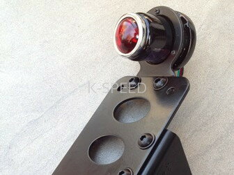 【予約販売商品】K-SPEED サイドナンバープレート ライト付き TYPE 1 バイク カスタムパーツ タイ発人気ブランドK-SPEEDのサイドナンバープレート（ライト付）TYPE 1が登場！バイクカスタムの定番、予約販売で10〜14日でお届けします。 商品情報【商品説明】K-SPEED製のバイクカスタムパーツ、サイドナンバープレート（ライト付き）TYPE 1です。スタイリッシュなデザインで、リア周りをすっきりと洗練された印象へと変貌させます。K-SPEEDならではの高品質なパーツを使用しており、愛車のカスタムにこだわりたい方におすすめです。機能性とデザインを両立した、カスタムバイク愛好家必見のアイテムです。【カラー】商品画像参照【適合】汎用（※取り付けには加工や別途ステーが必要となる場合があります）【特徴】・スタイリッシュなサイドマウントデザインでリアビューをすっきり演出・視認性を確保するLEDライト内蔵タイプ・K-SPEEDブランドの高いデザイン性と耐久性を両立・カスタムバイクの雰囲気をガラリと変える本格的なパーツ・取り付けに必要な基本設計がしっかりとしたカスタムパーツ【メーカー】K-SPEED（Kスピード）タイ発の人気バイクカスタムパーツブランド。GB350・Rebel・Monkey125など人気車種のカスタムパーツを豊富に展開。【ご注意】・予約販売のためご注文後10〜14日でのお届けとなります・海外製品のため商品・箱に多少の傷・凹みがある場合があります・取り付けは自己責任でお願いします 5