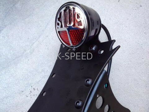 【予約販売商品】K-SPEED テールランプ付きライセンスプレート ナンバープレートホルダー バイク カスタムパーツ 汎用 【予約販売10〜14日で発送】タイ発K-SPEEDのテールランプ付きナンバープレートホルダー！バイクカスタムに最適な汎用パーツ。 商品情報【商品説明】バイクのリア周りをスタイリッシュに引き締める、K-SPEED製テールランプ付きライセンスプレートホルダーです。汎用性の高いデザインで、様々な車種のカスタムパーツとして幅広く活用いただけます。K-SPEEDならではの洗練されたパーツを装着することで、愛車のカスタムクオリティを格段に向上させることが可能です。【カラー】商品画像参照【適合】汎用（各車種に合わせて調整が必要な場合があります）【特徴】・テールランプ一体型デザインにより、リア周りをすっきりとミニマルに演出・K-SPEEDブランド特有のスタイリッシュな外観で、愛車を個性的にカスタム可能・汎用設計のため、工夫次第で幅広いバイクモデルに装着可能・耐久性の高い素材を使用し、実用性とデザイン性を両立・バイクの雰囲気をガラリと変える、カスタムの定番アイテム【メーカー】K-SPEED（Kスピード）タイ発の人気バイクカスタムパーツブランド。GB350・Rebel・Monkey125など人気車種のカスタムパーツを豊富に展開。【ご注意】・予約販売のためご注文後10〜14日でのお届けとなります・海外製品のため商品・箱に多少の傷・凹みがある場合があります 5