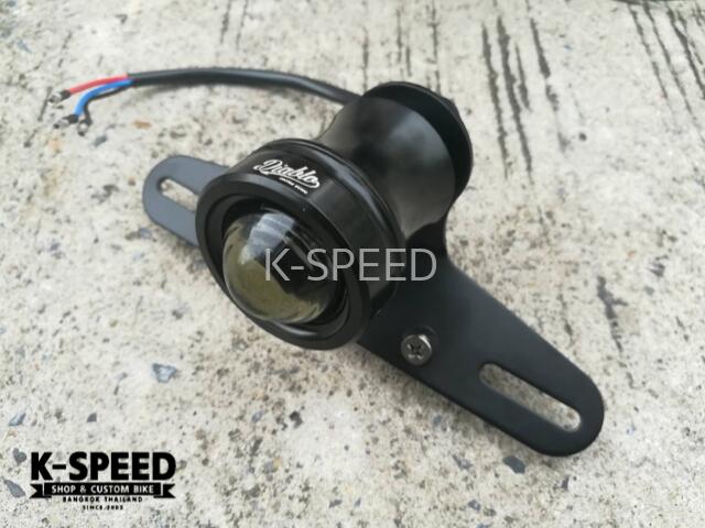 【予約販売商品】K-SPEED Diabolus 008 テールライト ブラック バイク カスタムパーツ タイ発人気ブランドK-SPEEDのDiabolus 008テールライト！バイクカスタムに映える逸品を予約販売、10〜14日でお届けします。 商品情報【商品説明】タイの有名カスタムブランドK-SPEEDが手掛ける「Diabolus 008 テールライト」です。洗練されたデザインがバイクのリア周りを引き締め、ワンランク上のカスタムを実現します。K-SPEEDパーツ特有のスタイリッシュな雰囲気を演出し、愛車の印象を劇的に変える注目のカスタムパーツです。【カラー】ブラック【適合】K-SPEED Diabolusシリーズ対応車種※詳細は商品画像および車体適合情報をご確認ください【特徴】・Diabolusブランドによる精悍でスタイリッシュなデザイン・バイクのリアビューをすっきりと見せるブラック仕上げ・K-SPEEDパーツならではのこだわりの質感と高いデザイン性・取り付けにより愛車をより自分好みにカスタム可能【メーカー】K-SPEED（Kスピード）タイ発の人気バイクカスタムパーツブランド。GB350・Rebel・Monkey125など人気車種のカスタムパーツを豊富に展開。【ご注意】・予約販売のためご注文後10〜14日でのお届けとなります・海外製品のため商品・箱に多少の傷・凹みがある場合があります・取り付けは自己責任でお願いします 5