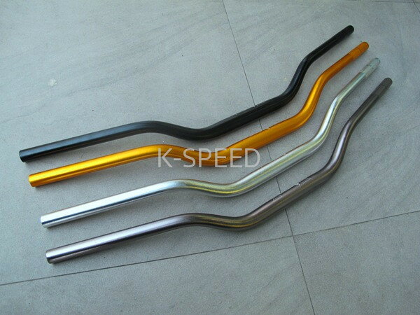 【予約販売商品】K-SPEED ファットバー ハンドル MARZIANO バイク カスタムパーツ 汎用型番 FATBAR-MARZIANO ワイドハンドルバ タイ発の人気ブランドK-SPEEDのFATBAR-MARZIANOワイドハンドルでバイクカスタム！予約販売12〜14日でお届けします。 K-SPEED 正規販売店Official K-SPEED Dealer商品情報【商品説明】タイのカスタムパーツブランドK-SPEEDが手掛ける、スタイリッシュなFATBAR MARZIANO（ワイドハンドルバー）です。存在感のあるファットバー仕様がバイクのフロント周りを力強く演出し、より攻撃的でカスタム感あふれるルックスへと変貌させます。K-SPEEDならではの洗練されたデザインは、様々なバイクのカスタムに最適です。【カラー】商品画像参照【適合】汎用品（多くの車種に対応するワイドハンドルバー）【特徴】・バイクのスタイルを劇的に変える迫力のあるワイド設計・高い剛性を誇る高品質なファットバー仕様・K-SPEEDブランドらしい洗練されたデザイン性・汎用タイプのため幅広い車種のカスタムパーツとして活用可能・愛車の個性を引き立てるドレスアップに最適【メーカー】K-SPEED（Kスピード）タイ発の人気バイクカスタムパーツブランド。GB350・Rebel・Monkey125など人気車種のカスタムパーツを豊富に展開。【ご注意】・予約販売のためご注文後12〜14日でのお届けとなります・海外製品のため商品・箱に多少の傷・凹みがある場合があります・取り付けは自己責任でお願いします※販売元の都合により、ご注文後にキャンセルとなる場合がございます。 5