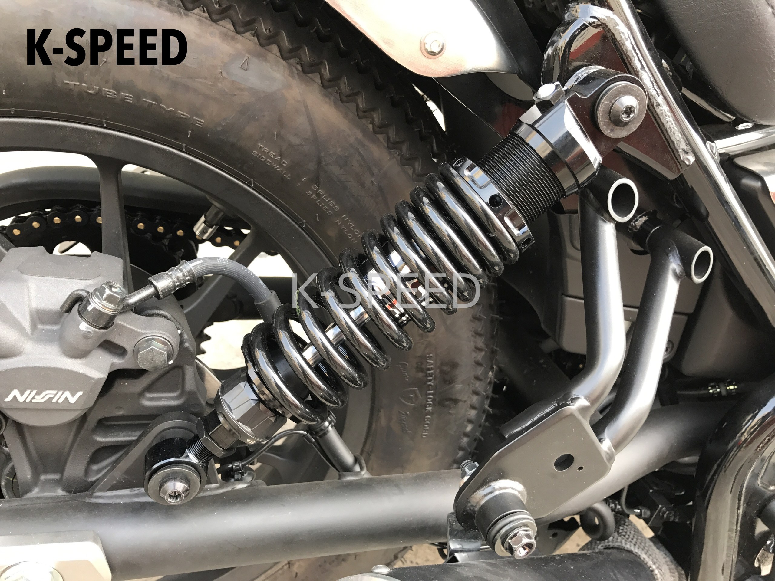 【予約販売商品】K-SPEED YSS リアサスペンション ブラック ホンダ レブル300 500 バイク カスタムパーツ 減衰力調整付 レブル500 PC60 【予約販売】タイ発K-SPEED×YSSリアサスペンション！レブル300/500用減衰調整付カスタムパーツ（12〜14日でお届け） K-SPEED 正規販売店Official K-SPEED Dealer商品情報【商品説明】タイ発の人気カスタムパーツブランド「K-SPEED」が手掛ける、ホンダ レブル300/500専用のYSS製リアサスペンションです。スタイリッシュなブラックカラーがバイクの足回りを引き締め、重厚感のあるカスタムを演出します。減衰力調整機能を備えており、走行シーンに合わせて細かなセッティングが可能なため、ライディングの快適性と安定性を向上させる高品質なカスタムパーツです。【カラー】ブラック【適合】ホンダ レブル300ホンダ レブル500【特徴】・信頼性の高いYSS製の高性能リアサスペンション・28段階の減衰力調整が可能で好みの乗り心地にセッティング可能・精悍なブラック仕上げで車両全体のカスタム感を大幅に向上・走行時の安定性を高め、快適なライディングをサポート・K-SPEEDならではの洗練されたデザインと高い品質を実現【メーカー】K-SPEED（Kスピード）タイ発の人気バイクカスタムパーツブランド。GB350・Rebel・Monkey125など人気車種のカスタムパーツを豊富に展開。【ご注意】・予約販売のためご注文後12〜14日でのお届けとなります・海外製品のため商品・箱に多少の傷・凹みがある場合があります・取り付けは自己責任でお願いします※販売元の都合により、ご注文後にキャンセルとなる場合がございます。 5