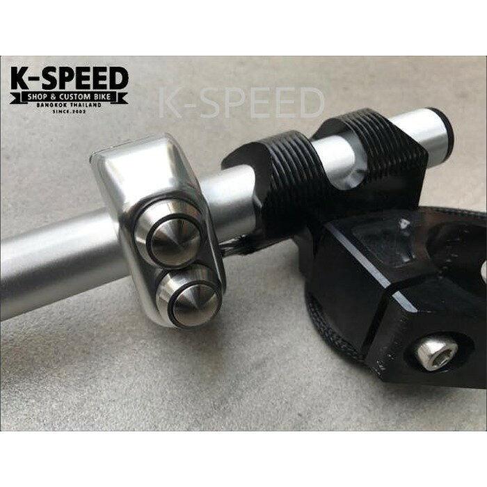 【予約販売商品】K-SPEED アルミ製 3ボタン スイッチボックス 汎用 バイク カスタムパーツ タイ発の人気ブランドK-SPEEDのアルミ製3ボタンスイッチボックス！バイクカスタムに最適な汎用パーツを予約販売、今なら12〜14日でお届けします。 K-SPEED 正規販売店Official K-SPEED Dealer商品情報【商品説明】バイクのハンドル周りをスタイリッシュに演出する、K-SPEED製のアルミ製3ボタンスイッチボックスです。台湾で製造された高品質なアルミニウム素材を採用しており、耐久性に優れ、カスタムバイクの質感を一層高めます。汎用設計のため、様々な車種のカスタムパーツとして幅広くご活用いただけます。K-SPEEDブランドらしい洗練されたデザインで、こだわりの一台を仕上げるのに最適なパーツです。【カラー】商品画像参照【適合】汎用（ハンドルバーに取り付け可能な幅広い車種に対応）【特徴】・高品質なアルミニウム素材を採用し、重厚感のある質感と耐久性を実現・ハンドル周りをスッキリと見せるコンパクトで洗練されたデザイン・視認性と操作性に優れた3ボタン構成で、様々な電装系のカスタムに対応・台湾製の精密な作りで、バイクのカスタムクオリティを底上げします・汎用パーツのため、アイデア次第で多様な車種への装着が可能です【メーカー】K-SPEED（Kスピード）タイ発の人気バイクカスタムパーツブランド。GB350・Rebel・Monkey125など人気車種のカスタムパーツを豊富に展開。【ご注意】・予約販売のためご注文後12〜14日でのお届けとなります・海外製品のため商品・箱に多少の傷・凹みがある場合があります・取り付けは自己責任でお願いします※販売元の都合により、ご注文後にキャンセルとなる場合がございます。 5