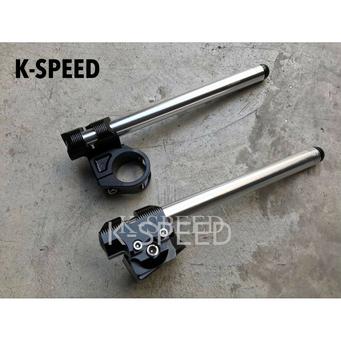 【予約販売商品】K-SPEED セパレートハンドル K1 37mm バイク カスタムパーツ 汎用型番 ハンドルバー タイ発K-SPEEDのセパレートハンドルK1（37mm）が登場！バイクカスタムを格上げする汎用パーツ、予約販売のため12〜14日でお届けします。 K-SPEED 正規販売店Official K-SPEED Dealer商品情報【商品説明】タイのバイクカスタムシーンを牽引するK-SPEEDから、スタイリッシュなセパレートハンドル「K1」が登場しました。フロント周りをスポーティーで洗練されたルックスへと変貌させる、K-SPEEDパーツこだわりの汎用カスタムアイテムです。ハンドル径37mmを採用しており、精悍なライディングポジションを求めるライダーに最適な一台を作り上げます。機能美とデザイン性を両立した、愛車のカスタムに差がつく逸品です。【カラー】商品画像参照【適合】ハンドル径37mmの各車種（汎用タイプのため、車両ごとの適合を事前にご確認の上お買い求めください）【特徴】・精悍でアグレッシブなカフェレーサー・ストリートスタイルを演出・高品質な素材を使用し、確かな剛性と耐久性を追求・37mm径対応の汎用設計で幅広い車種のカスタムに対応・洗練されたデザインがハンドル周りの印象を劇的に変化・タイの人気ブランド「K-SPEED」の本格的なカスタムパーツ【メーカー】K-SPEED（Kスピード）タイ発の人気バイクカスタムパーツブランド。GB350・Rebel・Monkey125など人気車種のカスタムパーツを豊富に展開。【ご注意】・予約販売のためご注文後12〜14日でのお届けとなります・海外製品のため商品・箱に多少の傷・凹みがある場合があります・取り付けは自己責任でお願いします※販売元の都合により、ご注文後にキャンセルとなる場合がございます。 5