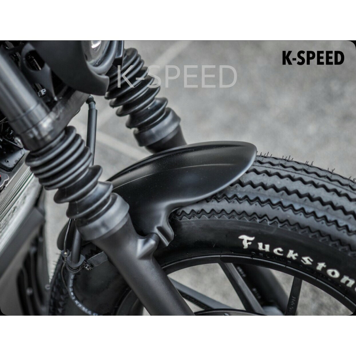【予約販売商品】K-SPEED フロントフェンダー Rebel 300/500用 バイク カスタムパーツ レブル レブル500 PC60 タイ発の人気ブランドK-SPEEDのRebel 300/500用フロントフェンダー！バイクカスタムの定番、予約販売で12〜14日でお届けします。 K-SPEED 正規販売店Official K-SPEED Dealer商品情報【商品説明】タイのカスタムパーツブランドK-SPEEDが手掛ける、Rebel 300/500専用のフロントフェンダーです。耐久性に優れたABSプラスチック素材を採用し、愛車のフロント周りをスタイリッシュかつ精悍な印象へと引き締めます。K-SPEEDのバイクカスタムパーツは品質とデザイン性の高さから世界中で支持されており、レブルのカスタムを検討中の方に最適な逸品です。ボルトオンで簡単に装着でき、あなたのRebelをより個性的に演出します。【カラー】商品画像参照【適合】Honda Rebel 300Honda Rebel 500【特徴】・高品質なABSプラスチック素材を使用し、軽量かつ耐久性を確保・Rebelの車体に完璧にフィットする専用設計・フロント周りをシャープに見せるスタイリッシュなデザイン・専門工具を用いたDIYカスタムに最適なパーツ【メーカー】K-SPEED（Kスピード）タイ発の人気バイクカスタムパーツブランド。GB350・Rebel・Monkey125など人気車種のカスタムパーツを豊富に展開。【ご注意】・予約販売のためご注文後12〜14日でのお届けとなります・海外製品のため商品・箱に多少の傷・凹みがある場合があります・取り付けは自己責任でお願いします※販売元の都合により、ご注文後にキャンセルとなる場合がございます。 5