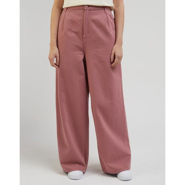 Lee リー ファッション パンツ チノパンツ Relaxed Chino カラー:Dark Mauve■ご注文の際は、必ずご確認ください。※こちらの商品は海外からのお取り寄せ商品となりますので、ご入金確認後、商品お届けまで3から5週間程度お時間を頂いております。※高額商品(3万円以上)は、代引きでの発送をお受けできません。※ご注文後にお客様へ「注文確認のメール」をお送りいたします。それ以降のキャンセル、サイズ交換、返品はできませんので、あらかじめご了承願います。また、ご注文をいただいてからの発注となる為、メーカー在庫切れ等により商品がご用意できない場合がございます。その際には早急にキャンセル、ご返金いたします。※海外輸入の為、遅延が発生する場合や出荷段階での付属品の箱つぶれ、細かい傷や汚れ等が発生する場合がございます。※商品ページのサイズ表は海外サイズを日本サイズに換算した一般的なサイズとなりメーカー・商品によってはサイズが異なる場合もございます。サイズ表は参考としてご活用ください。Lee リー ファッション パンツ チノパンツ Relaxed Chino カラー:Dark Mauve