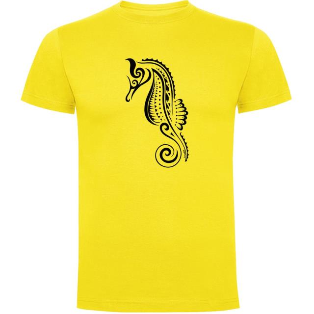 Kruskis クルスキス スポーツウェア ウェットスーツ 半袖Tシャツ Seahorse Tribal カラー:Yellow■ご注文の際は、必ずご確認ください。※こちらの商品は海外からのお取り寄せ商品となりますので、ご入金確認後、商品お届けまで3から5週間程度お時間を頂いております。※高額商品(3万円以上)は、代引きでの発送をお受けできません。※ご注文後にお客様へ「注文確認のメール」をお送りいたします。それ以降のキャンセル、サイズ交換、返品はできませんので、あらかじめご了承願います。また、ご注文をいただいてからの発注となる為、メーカー在庫切れ等により商品がご用意できない場合がございます。その際には早急にキャンセル、ご返金いたします。※海外輸入の為、遅延が発生する場合や出荷段階での付属品の箱つぶれ、細かい傷や汚れ等が発生する場合がございます。※商品ページのサイズ表は海外サイズを日本サイズに換算した一般的なサイズとなりメーカー・商品によってはサイズが異なる場合もございます。サイズ表は参考としてご活用ください。Kruskis クルスキス スポーツウェア ウェットスーツ 半袖Tシャツ Seahorse Tribal カラー:Yellow