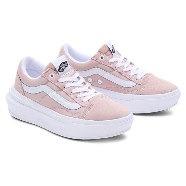 Vans バンズ 靴 シューズ スニーカー トレーナー Old Skool Overt CC カラー:Rose Smoke■ご注文の際は、必ずご確認ください。※こちらの商品は海外からのお取り寄せ商品となりますので、ご入金確認後、商品お届けまで3から5週間程度お時間を頂いております。※高額商品(3万円以上)は、代引きでの発送をお受けできません。※ご注文後にお客様へ「注文確認のメール」をお送りいたします。それ以降のキャンセル、サイズ交換、返品はできませんので、あらかじめご了承願います。また、ご注文をいただいてからの発注となる為、メーカー在庫切れ等により商品がご用意できない場合がございます。その際には早急にキャンセル、ご返金いたします。※海外輸入の為、遅延が発生する場合や出荷段階での付属品の箱つぶれ、細かい傷や汚れ等が発生する場合がございます。※商品ページのサイズ表は海外サイズを日本サイズに換算した一般的なサイズとなりメーカー・商品によってはサイズが異なる場合もございます。サイズ表は参考としてご活用ください。Vans バンズ 靴 シューズ スニーカー トレーナー Old Skool Overt CC カラー:Rose Smoke