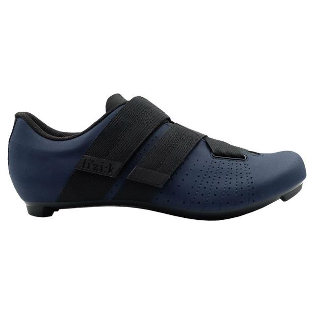 Fizik フィジーク スポーツシューズ サイクリングシューズ ロードシューズ Tempo R5 Powerstrap カラー:Navy Blue / Black■ご注文の際は、必ずご確認ください。※こちらの商品は海外からのお取り寄せ商品となりますので、ご入金確認後、商品お届けまで3から5週間程度お時間を頂いております。※高額商品(3万円以上)は、代引きでの発送をお受けできません。※ご注文後にお客様へ「注文確認のメール」をお送りいたします。それ以降のキャンセル、サイズ交換、返品はできませんので、あらかじめご了承願います。また、ご注文をいただいてからの発注となる為、メーカー在庫切れ等により商品がご用意できない場合がございます。その際には早急にキャンセル、ご返金いたします。※海外輸入の為、遅延が発生する場合や出荷段階での付属品の箱つぶれ、細かい傷や汚れ等が発生する場合がございます。※商品ページのサイズ表は海外サイズを日本サイズに換算した一般的なサイズとなりメーカー・商品によってはサイズが異なる場合もございます。サイズ表は参考としてご活用ください。Fizik フィジーク スポーツシューズ サイクリングシューズ ロードシューズ Tempo R5 Powerstrap カラー:Navy Blue / Black