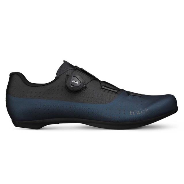 Fizik フィジーク スポーツシューズ サイクリングシューズ ロードシューズ Tempo Overcurve R4 Wide カラー:Navy / Black■ご注文の際は、必ずご確認ください。※こちらの商品は海外からのお取り寄せ商品となりますので、ご入金確認後、商品お届けまで3から5週間程度お時間を頂いております。※高額商品(3万円以上)は、代引きでの発送をお受けできません。※ご注文後にお客様へ「注文確認のメール」をお送りいたします。それ以降のキャンセル、サイズ交換、返品はできませんので、あらかじめご了承願います。また、ご注文をいただいてからの発注となる為、メーカー在庫切れ等により商品がご用意できない場合がございます。その際には早急にキャンセル、ご返金いたします。※海外輸入の為、遅延が発生する場合や出荷段階での付属品の箱つぶれ、細かい傷や汚れ等が発生する場合がございます。※商品ページのサイズ表は海外サイズを日本サイズに換算した一般的なサイズとなりメーカー・商品によってはサイズが異なる場合もございます。サイズ表は参考としてご活用ください。Fizik フィジーク スポーツシューズ サイクリングシューズ ロードシューズ Tempo Overcurve R4 Wide カラー:Navy / Black