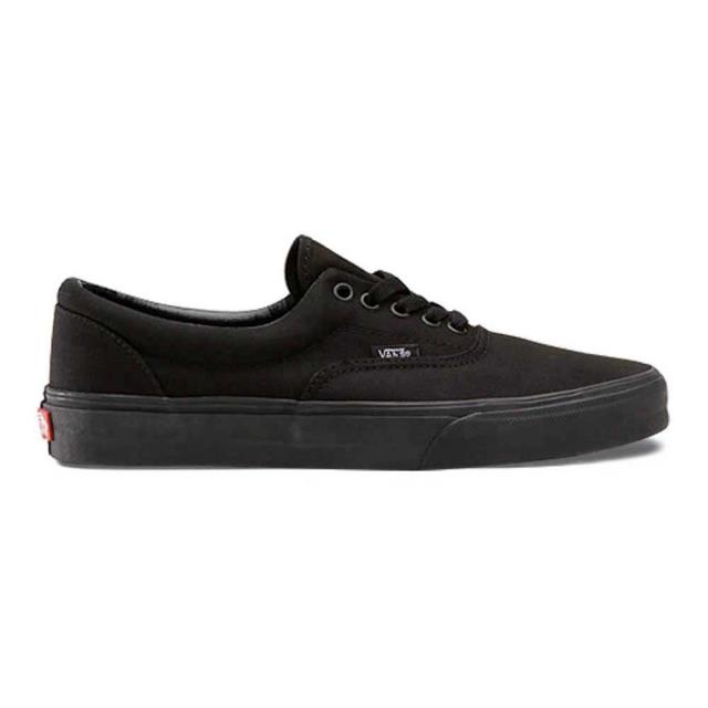 Vans バンズ スポーツシューズ スポーツシューズ トレーナー Era カラー:Black / Black■ご注文の際は、必ずご確認ください。※こちらの商品は海外からのお取り寄せ商品となりますので、ご入金確認後、商品お届けまで3から5週間程度お時間を頂いております。※高額商品(3万円以上)は、代引きでの発送をお受けできません。※ご注文後にお客様へ「注文確認のメール」をお送りいたします。それ以降のキャンセル、サイズ交換、返品はできませんので、あらかじめご了承願います。また、ご注文をいただいてからの発注となる為、メーカー在庫切れ等により商品がご用意できない場合がございます。その際には早急にキャンセル、ご返金いたします。※海外輸入の為、遅延が発生する場合や出荷段階での付属品の箱つぶれ、細かい傷や汚れ等が発生する場合がございます。※商品ページのサイズ表は海外サイズを日本サイズに換算した一般的なサイズとなりメーカー・商品によってはサイズが異なる場合もございます。サイズ表は参考としてご活用ください。Vans バンズ スポーツシューズ スポーツシューズ トレーナー Era カラー:Black / Black