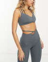 HIIT ファッション室内下着 ブラ HIIT multi strap bra in grey カラー:Charcoal■ご注文の際は、必ずご確認ください。※こちらの商品は海外からのお取り寄せ商品となりますので、ご入金確認後、商品お届けまで3から5週間程度お時間を頂いております。※高額商品(3万円以上)は、代引きでの発送をお受けできません。※ご注文後にお客様へ「注文確認のメール」をお送りいたします。それ以降のキャンセル、サイズ交換、返品はできませんので、あらかじめご了承願います。また、ご注文をいただいてからの発注となる為、メーカー在庫切れ等により商品がご用意できない場合がございます。その際には早急にキャンセル、ご返金いたします。※海外輸入の為、遅延が発生する場合や出荷段階での付属品の箱つぶれ、細かい傷や汚れ等が発生する場合がございます。※商品ページのサイズ表は海外サイズを日本サイズに換算した一般的なサイズとなりメーカー・商品によってはサイズが異なる場合もございます。サイズ表は参考としてご活用ください。HIIT ファッション室内下着 ブラ HIIT multi strap bra in grey カラー:Charcoal