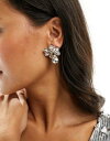 True Decadence ジュエリー イヤリング True Decadence crystal flower statement stud earrings in silver カラー:SILVER■ご注文の際は、必ずご確認ください。※こちらの商品は海外からのお取り寄せ商品となりますので、ご入金確認後、商品お届けまで3から5週間程度お時間を頂いております。※高額商品(3万円以上)は、代引きでの発送をお受けできません。※ご注文後にお客様へ「注文確認のメール」をお送りいたします。それ以降のキャンセル、サイズ交換、返品はできませんので、あらかじめご了承願います。また、ご注文をいただいてからの発注となる為、メーカー在庫切れ等により商品がご用意できない場合がございます。その際には早急にキャンセル、ご返金いたします。※海外輸入の為、遅延が発生する場合や出荷段階での付属品の箱つぶれ、細かい傷や汚れ等が発生する場合がございます。※商品ページのサイズ表は海外サイズを日本サイズに換算した一般的なサイズとなりメーカー・商品によってはサイズが異なる場合もございます。サイズ表は参考としてご活用ください。True Decadence ジュエリー イヤリング True Decadence crystal flower statement stud earrings in silver カラー:SILVER