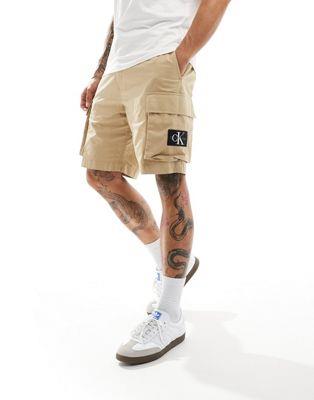 Х󥯥饤 Calvin Klein Jeans badge cargo shorts in beige 