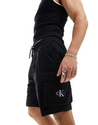 Х󥯥饤 Calvin Klein Jeans badge cargo shorts in black 